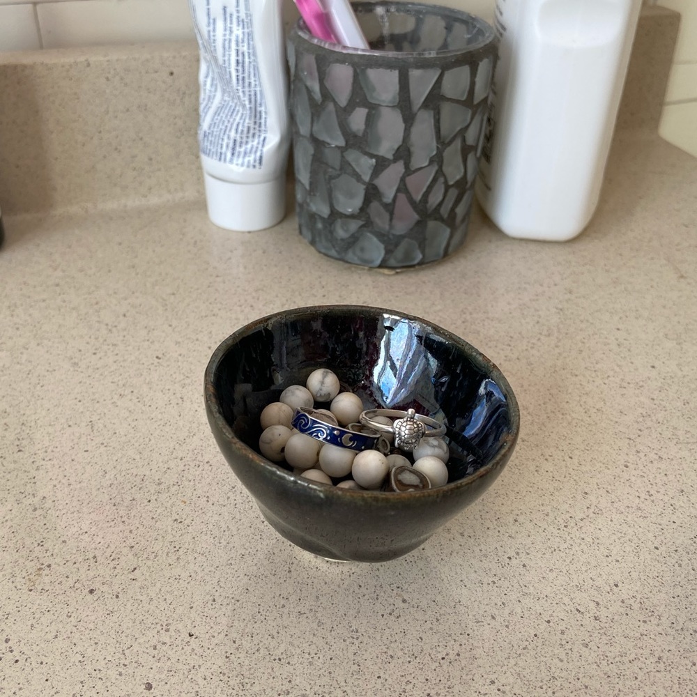 Deep short stemmed ring dish